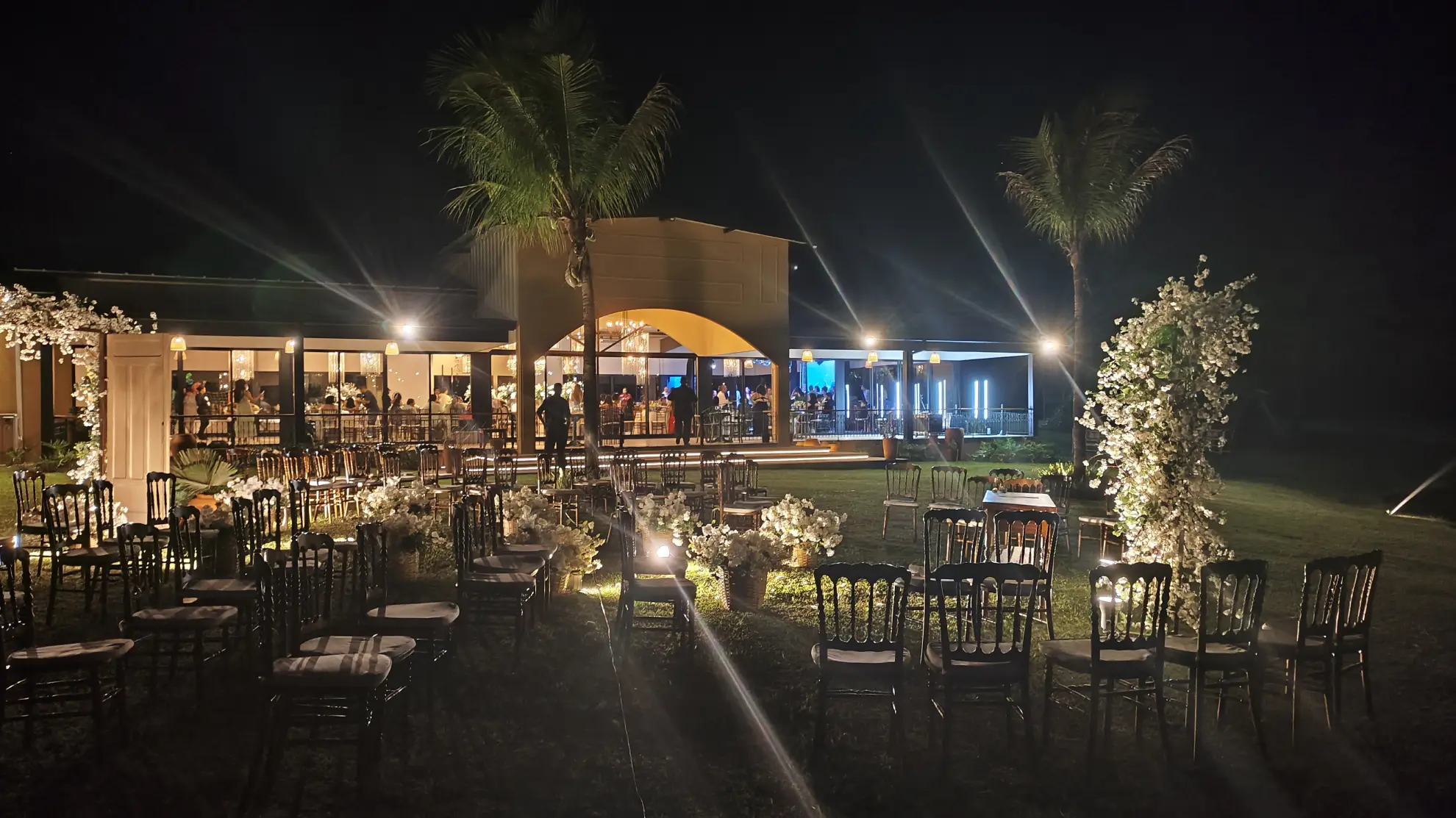 Pôr do sol sobre a água.