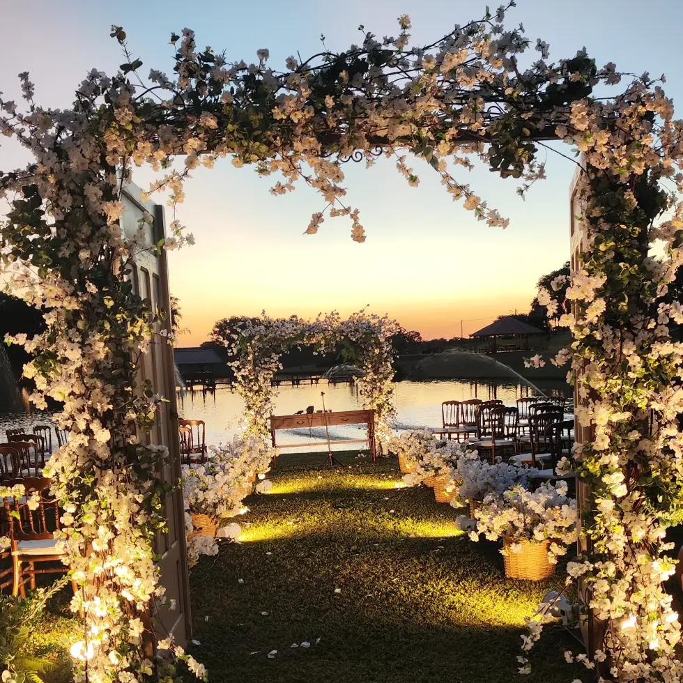Banheira de cobre com vista para a mata.