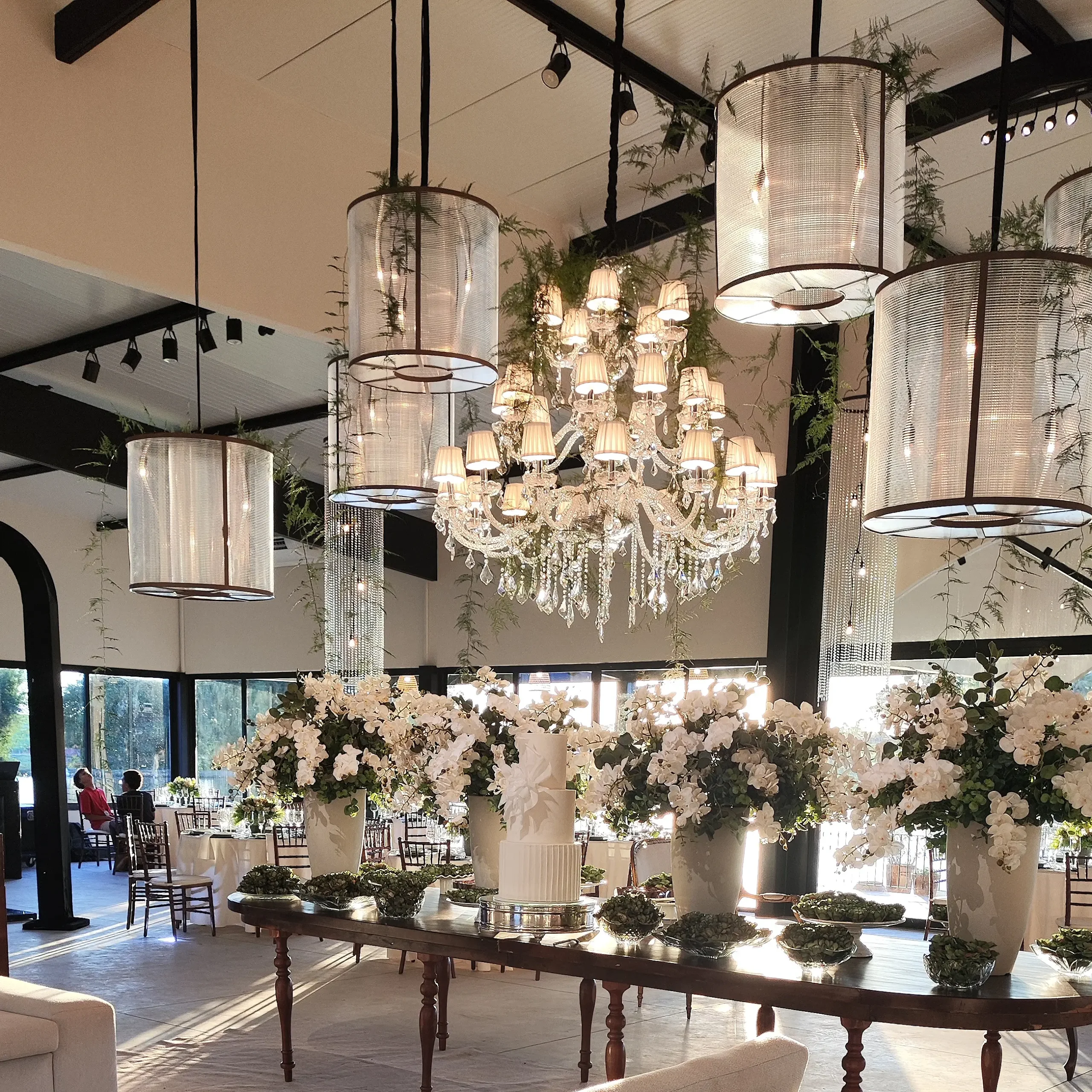 Mesa posta elegante.