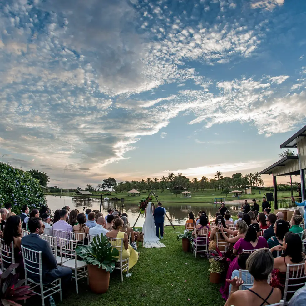 Fogueira ao lado do lago.