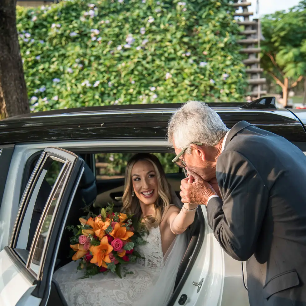 Quarto minimalista com janela ampla.