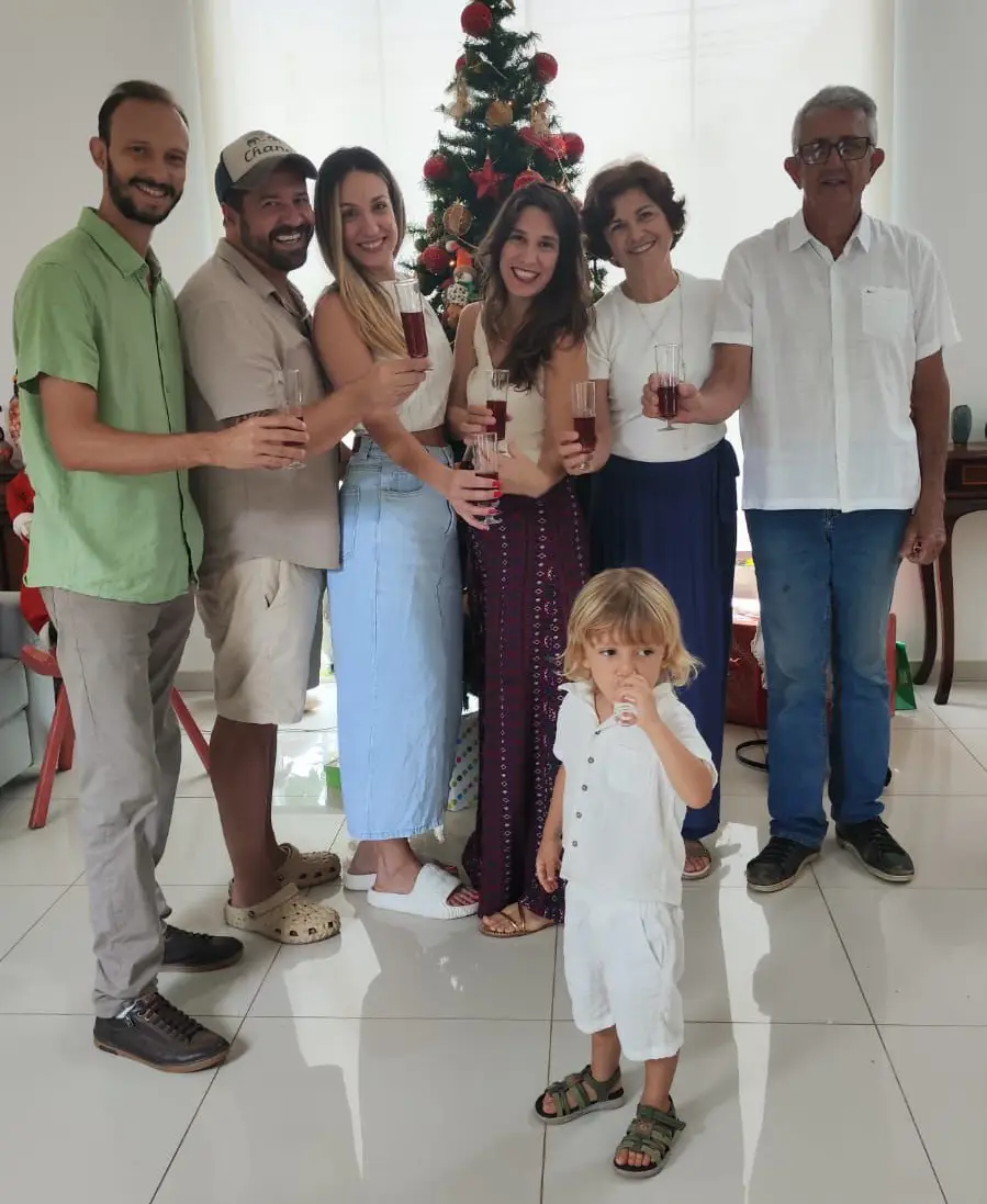 Família caminhando pela fazenda.