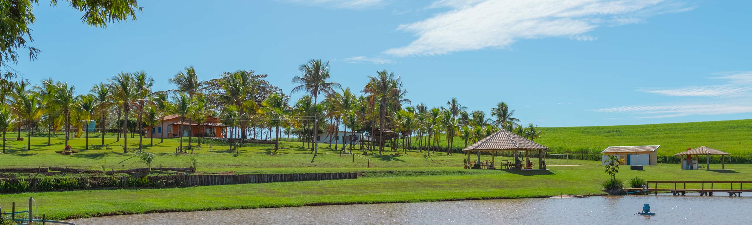 Lago tranquilo ao entardecer.