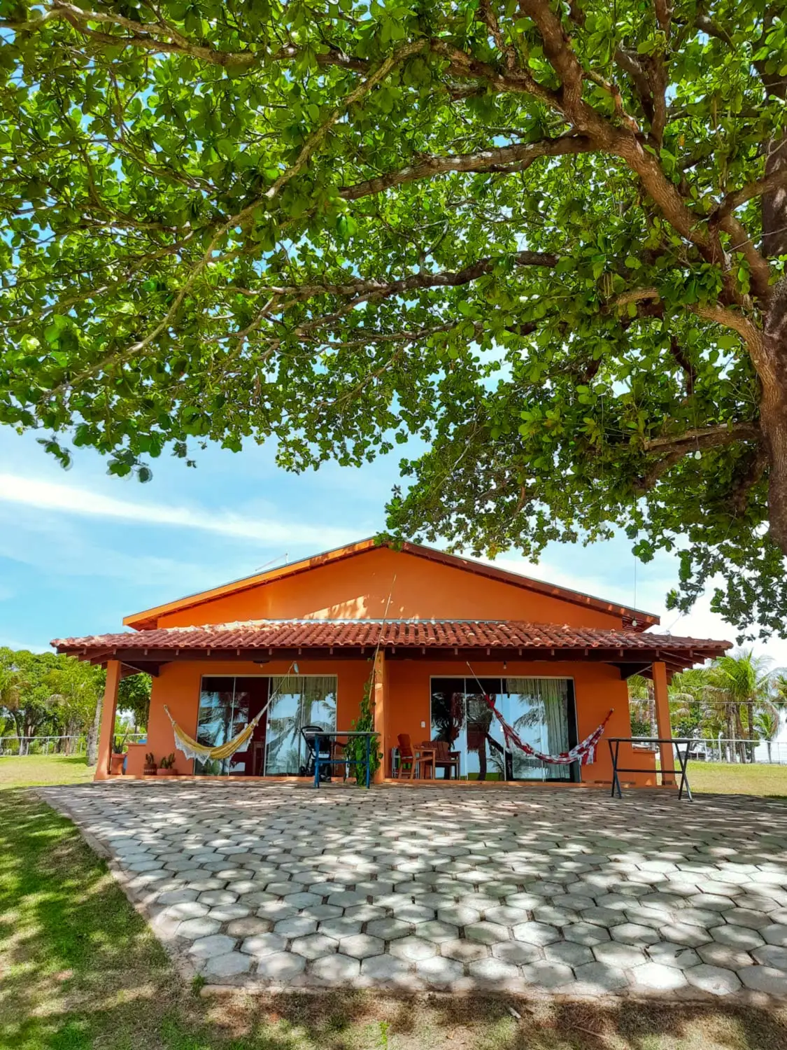 Casas modernas com vista para o lago.