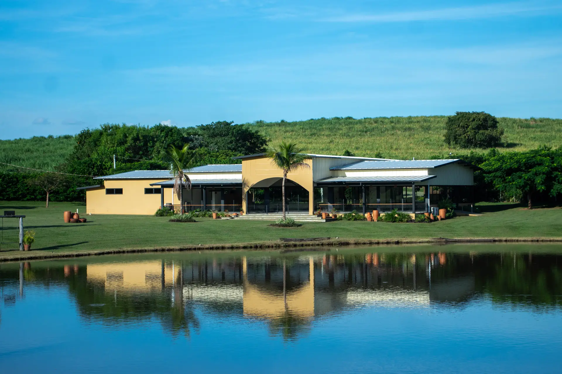Salão rústico chic com vista para o lago.